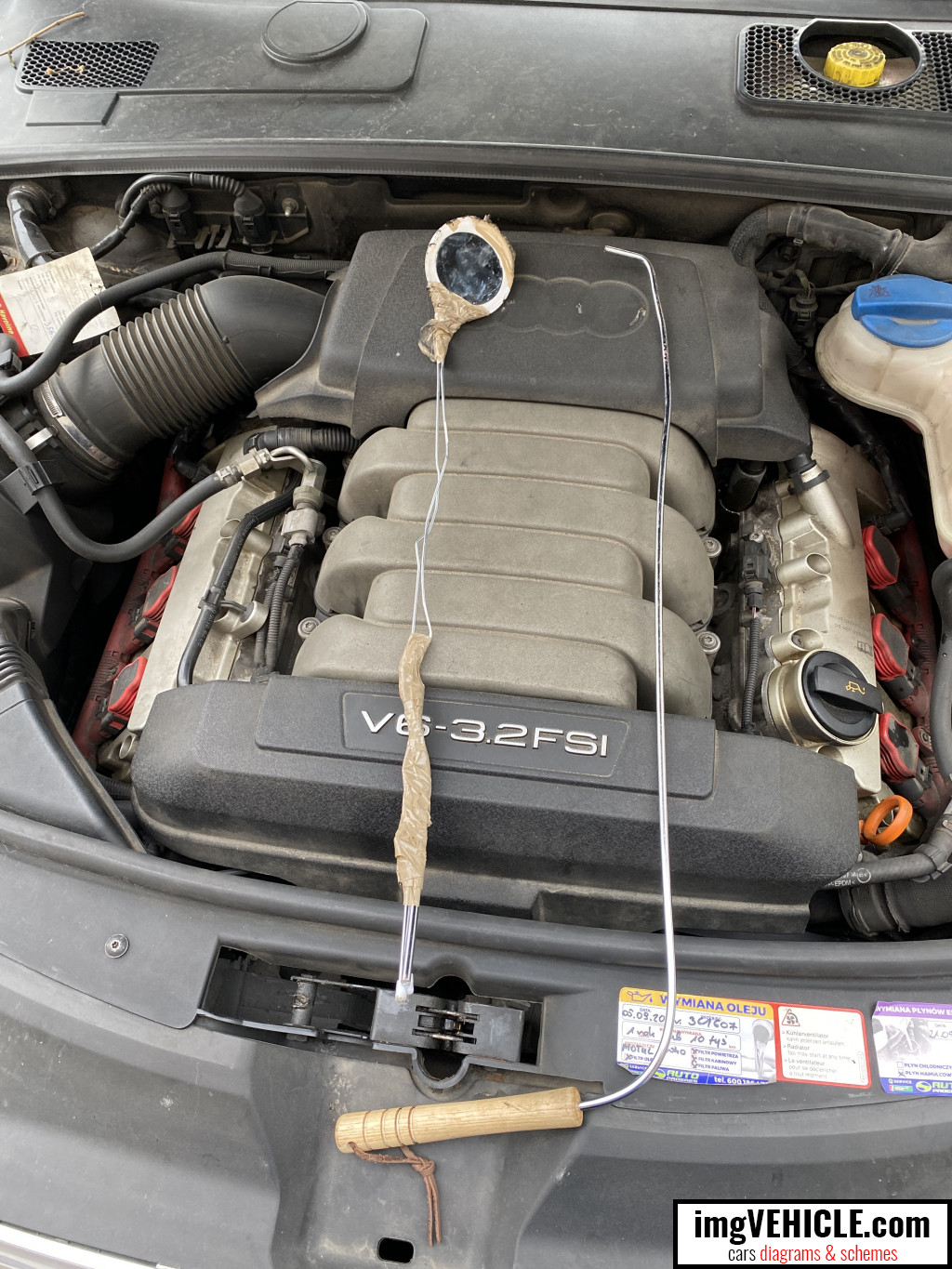 Werkzeuge zum Notöffnen einer Motorhaube im Audi A6