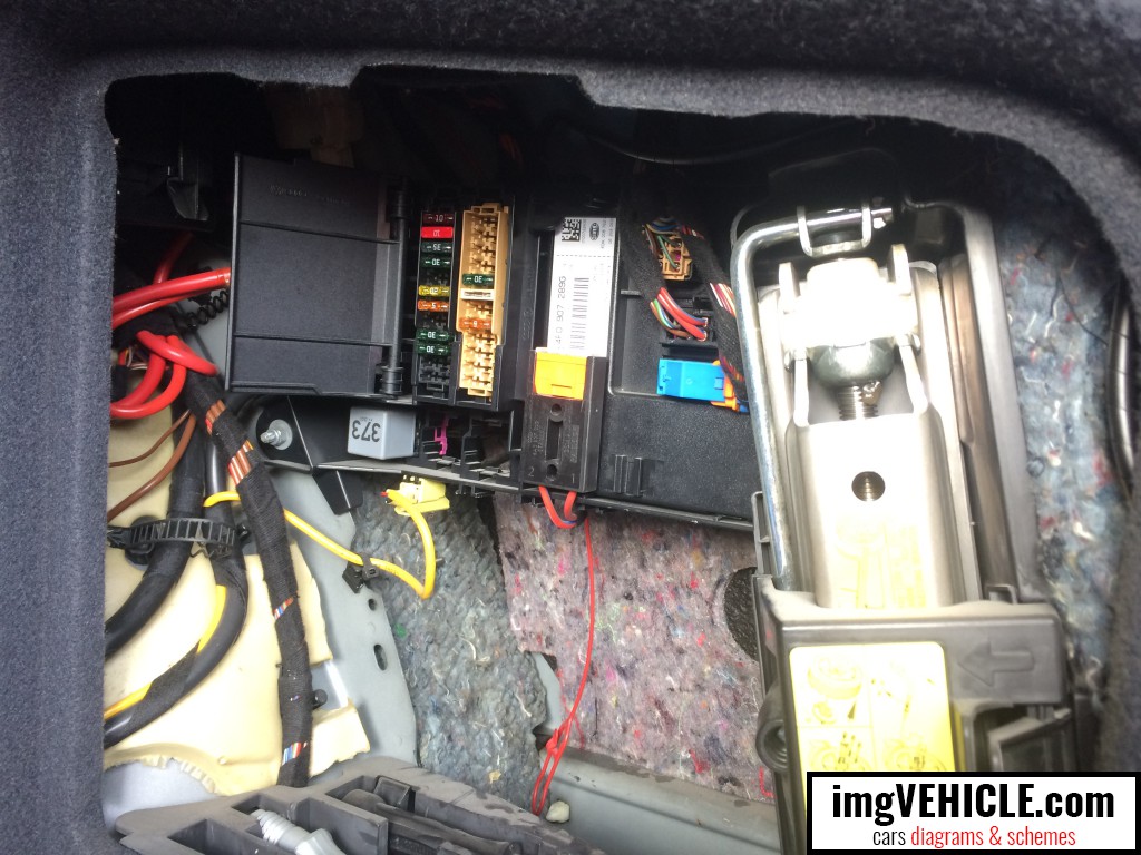 Audi A6 C6 Fuse box trunk location